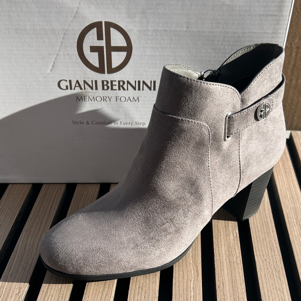 Giani Bernini Light Gray Ankle Booties size 10M